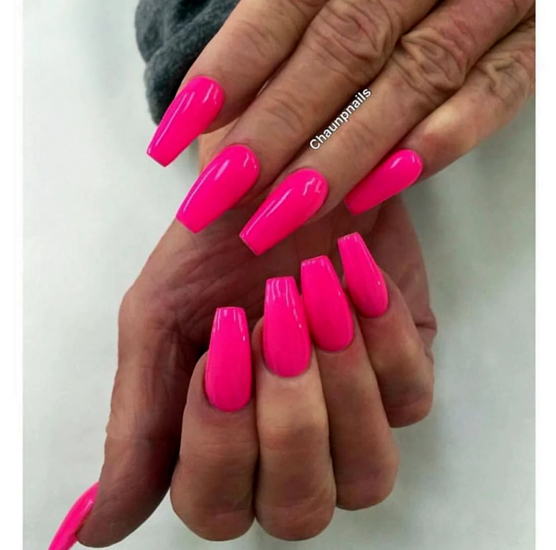 Кислотно розовый цвет на ногтях