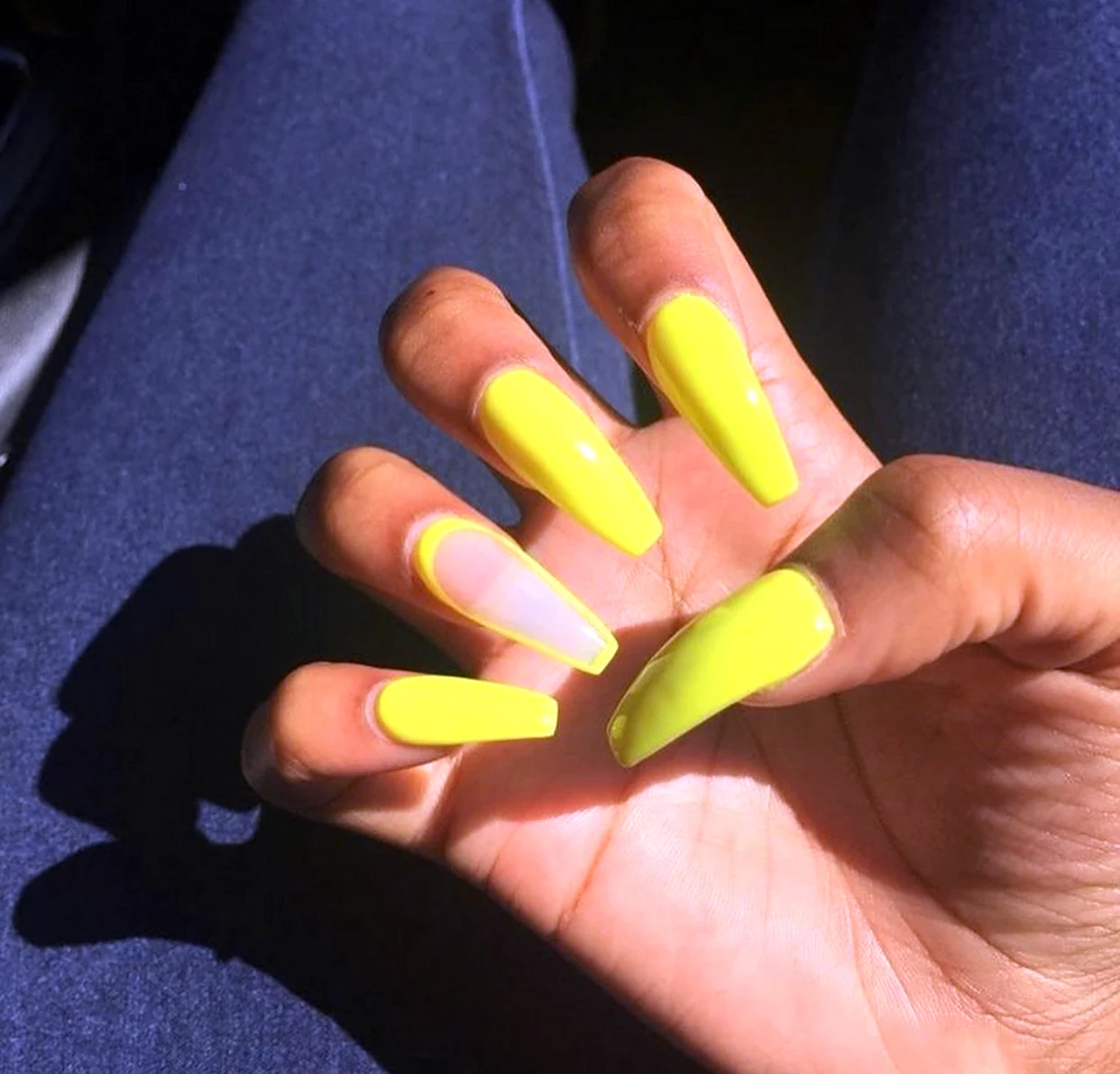 Кислотно желтые ногти