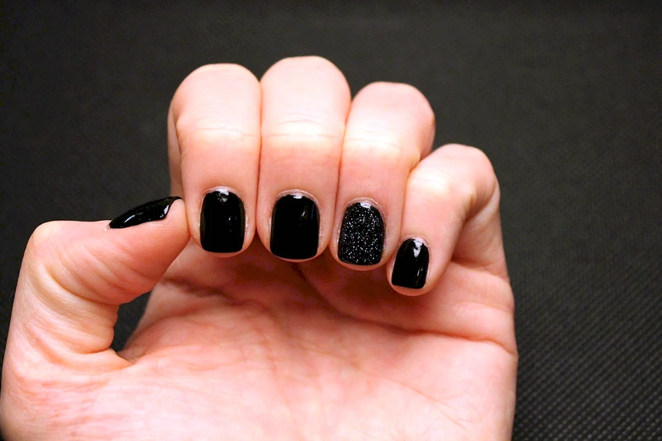 Коороткие чёрные ногти