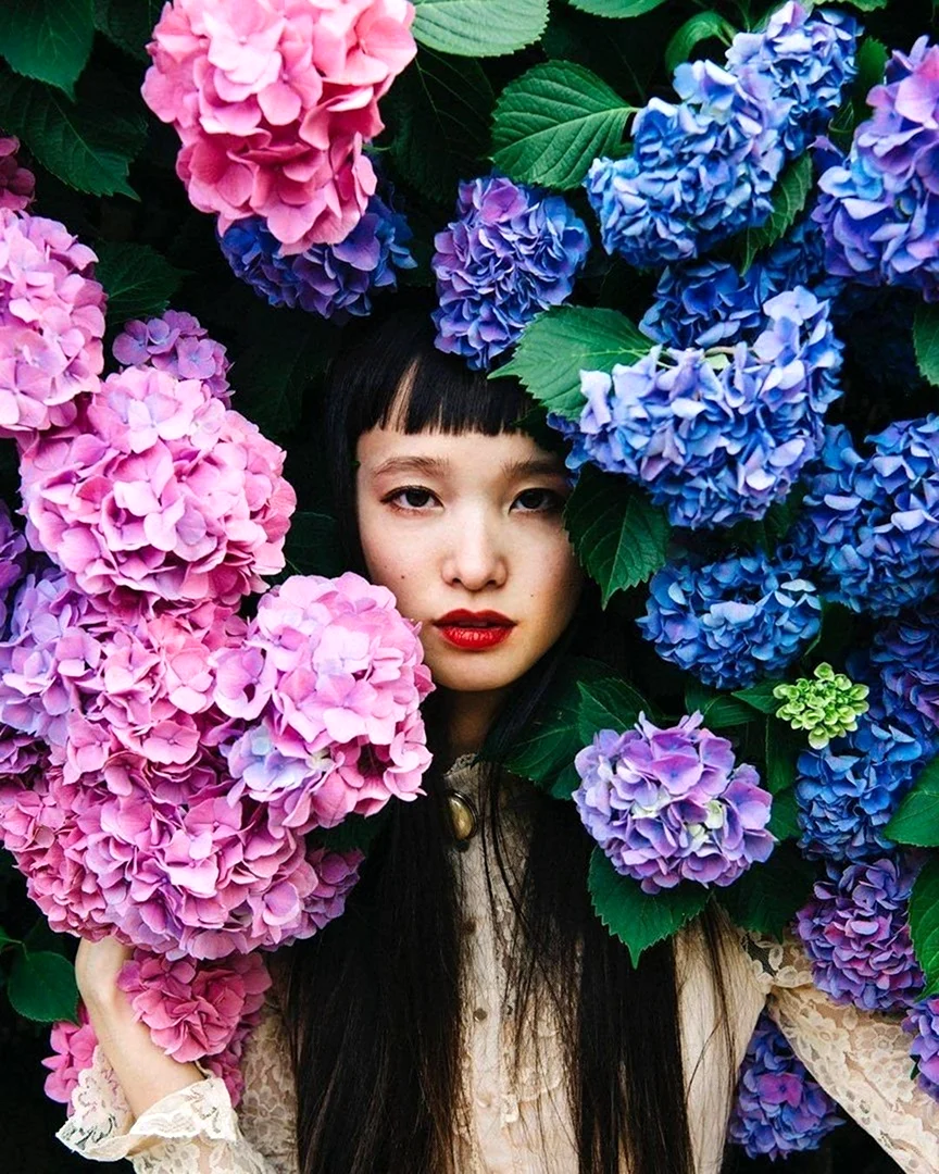 Кореянка с цветами