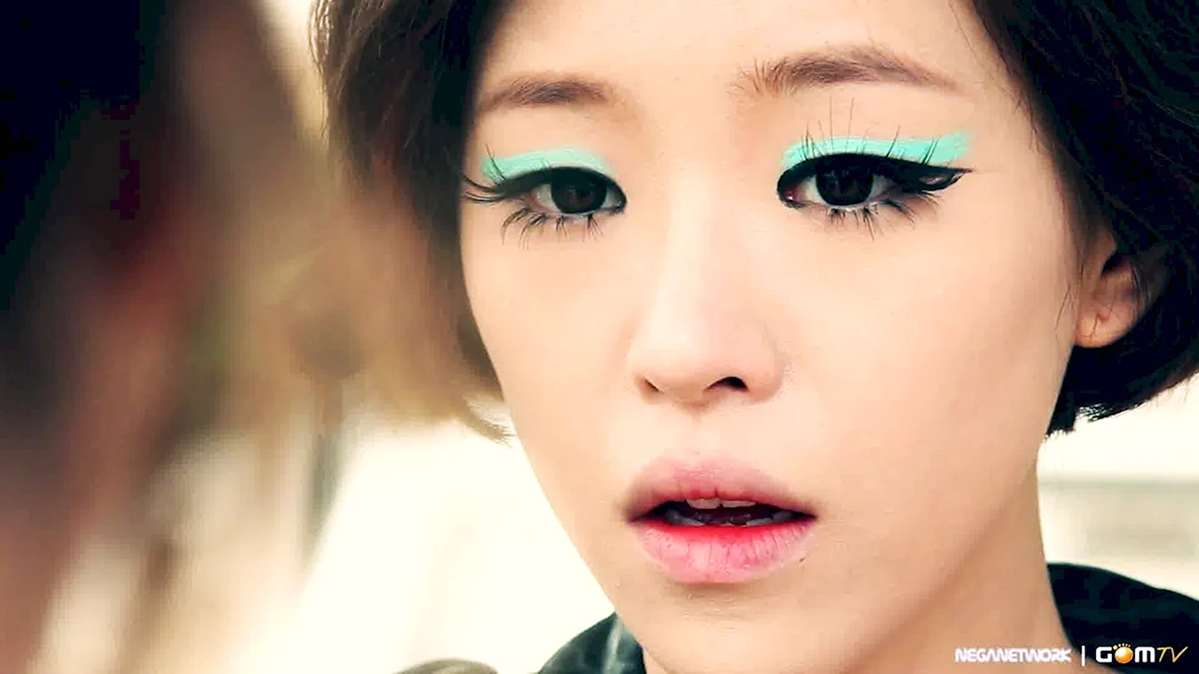 Кореянка с зелеными глазами