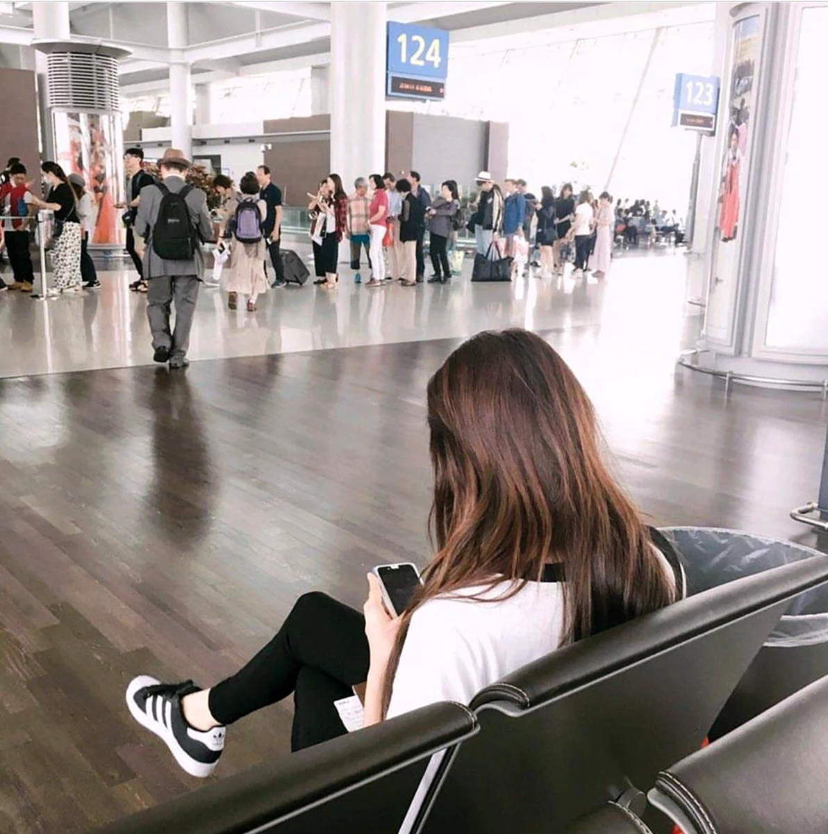 Кореянки в аэропорту