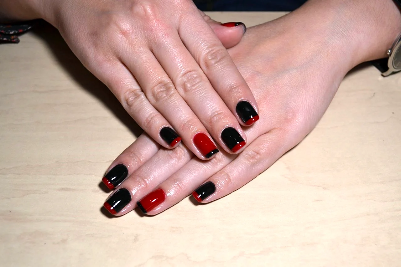 Короткие красные ногти с черными кончиками