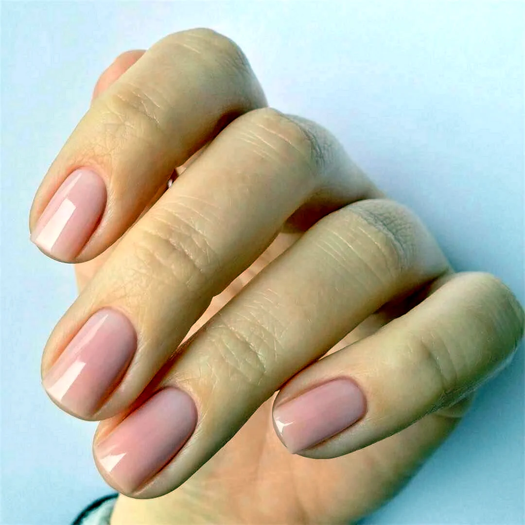 Короткие ногти телесного цвета