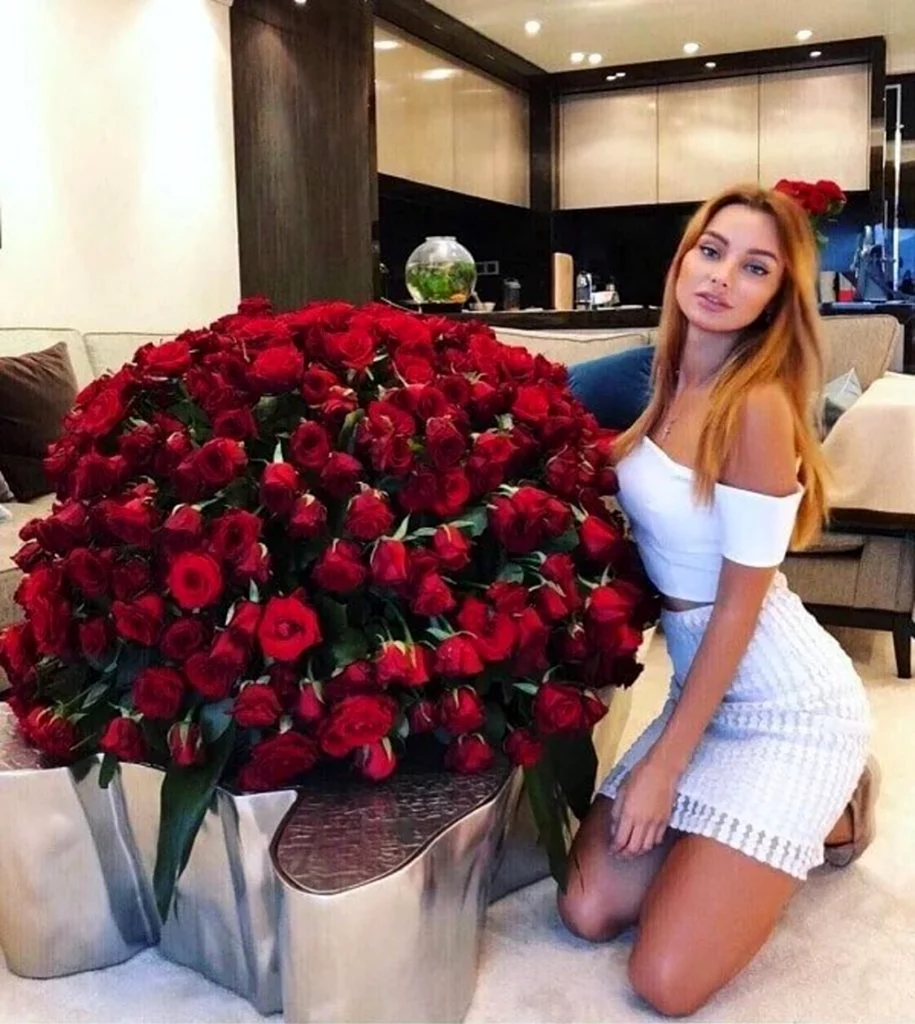 Красивая девушка с большим букетом цветов