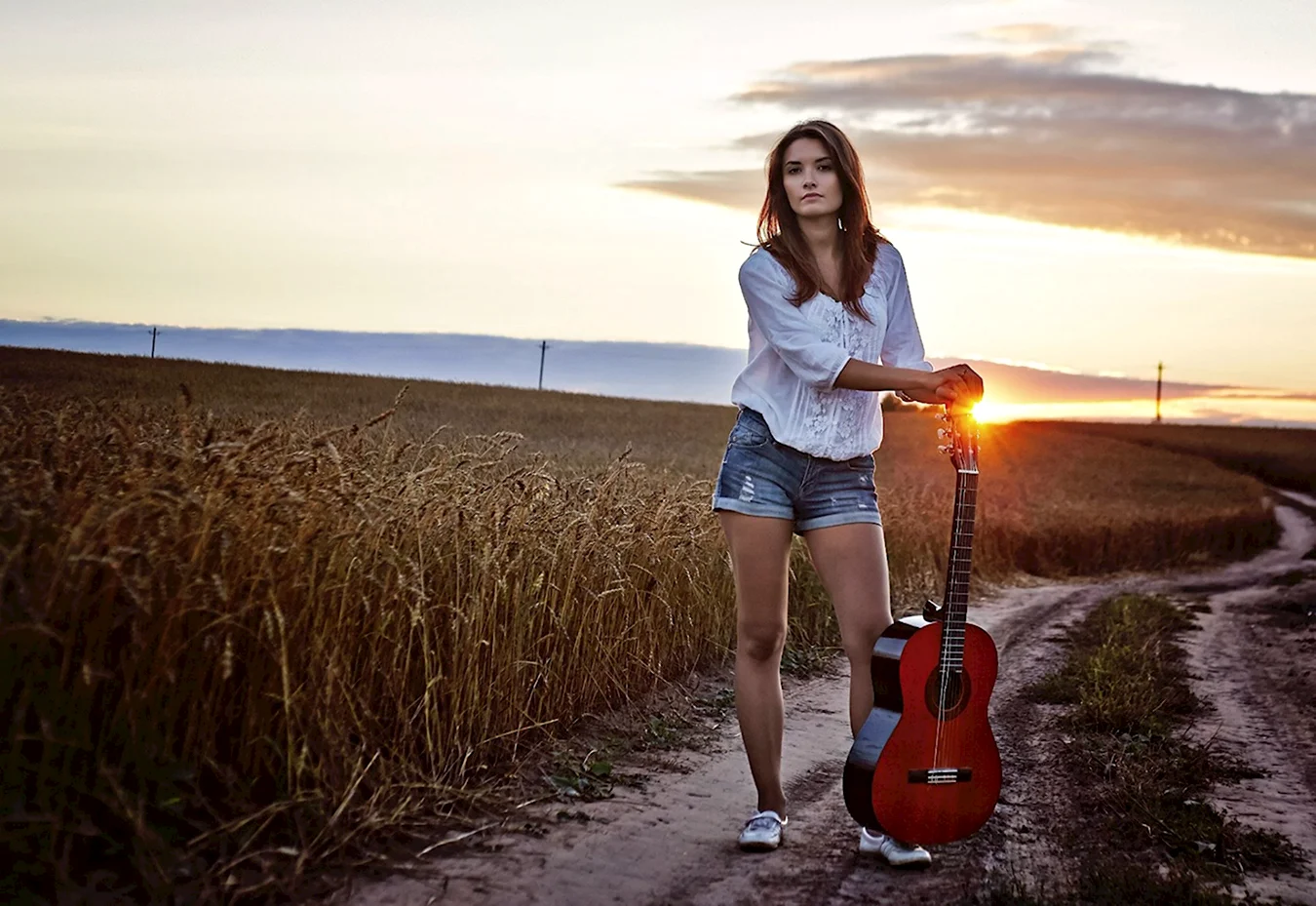 Красивая девушка с гитарой