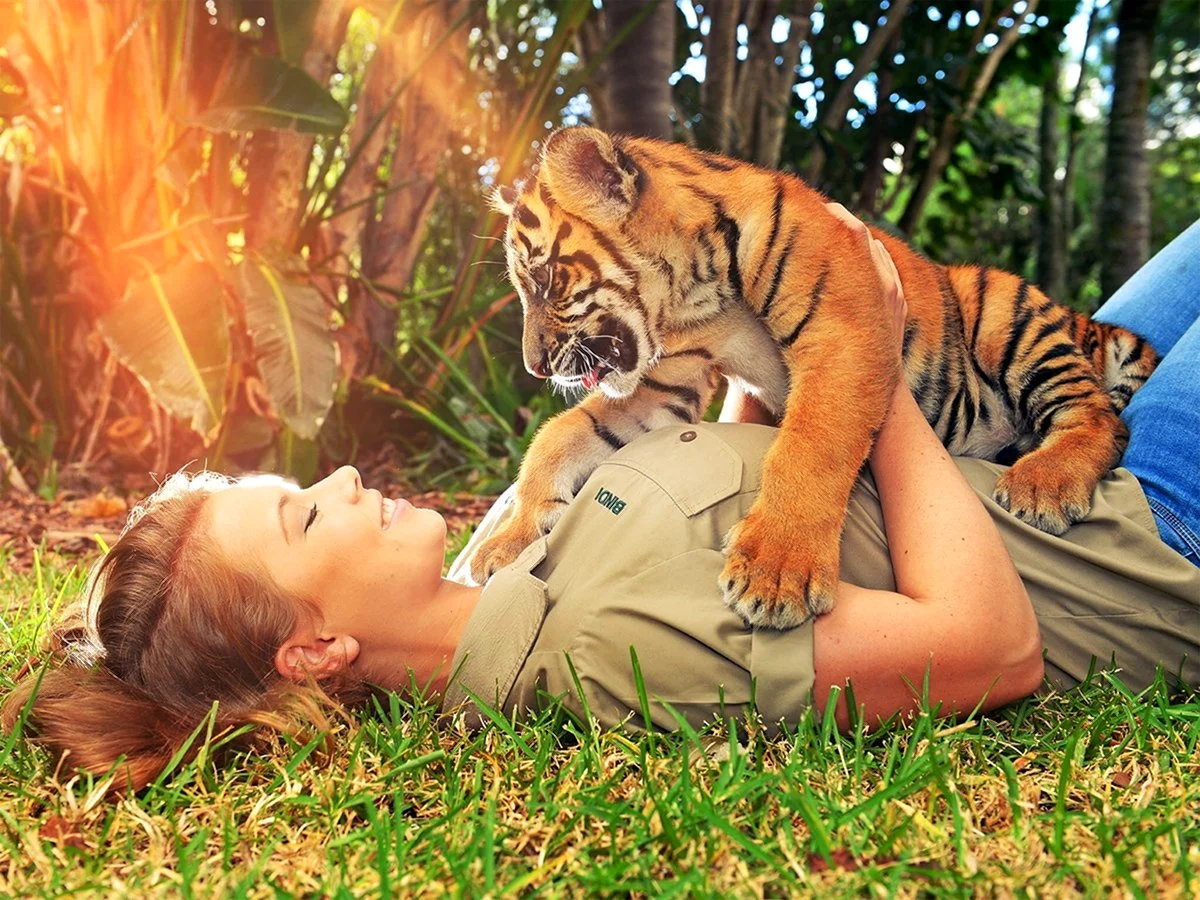 Красивая девушка с тигром