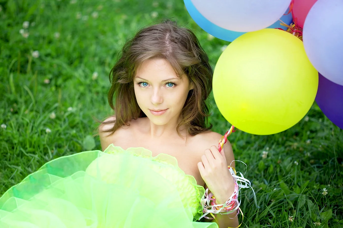 Красивая девушка с воздушными шарами