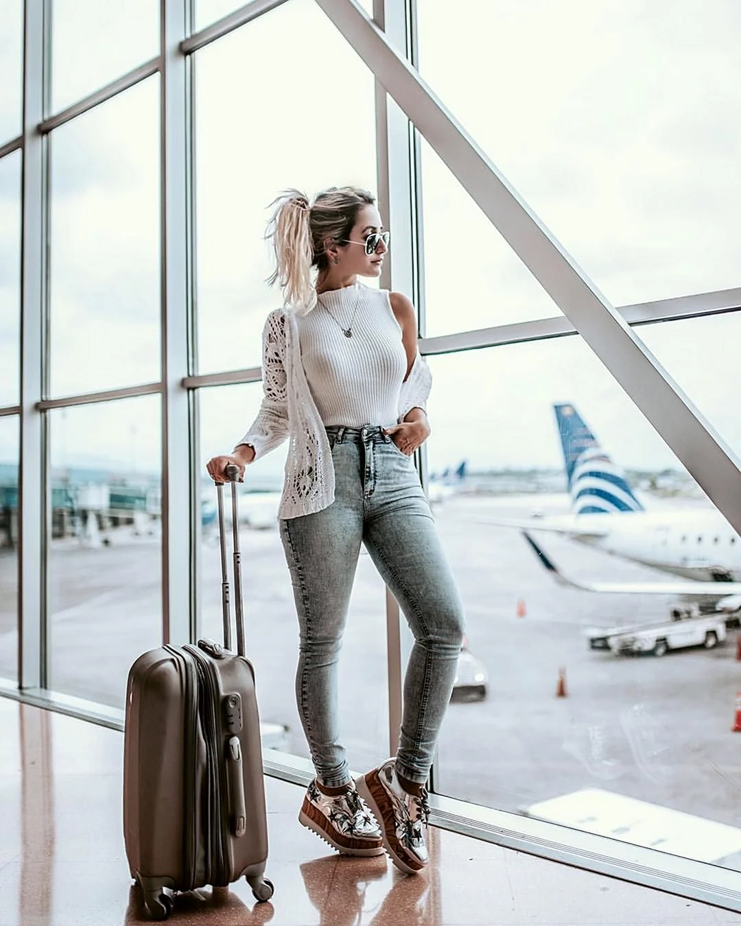 Красивая девушка в аэропорту