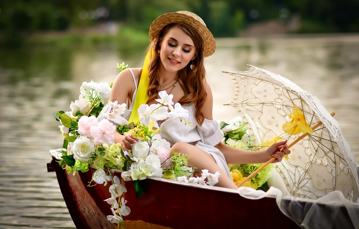 Красивая девушка в лодке