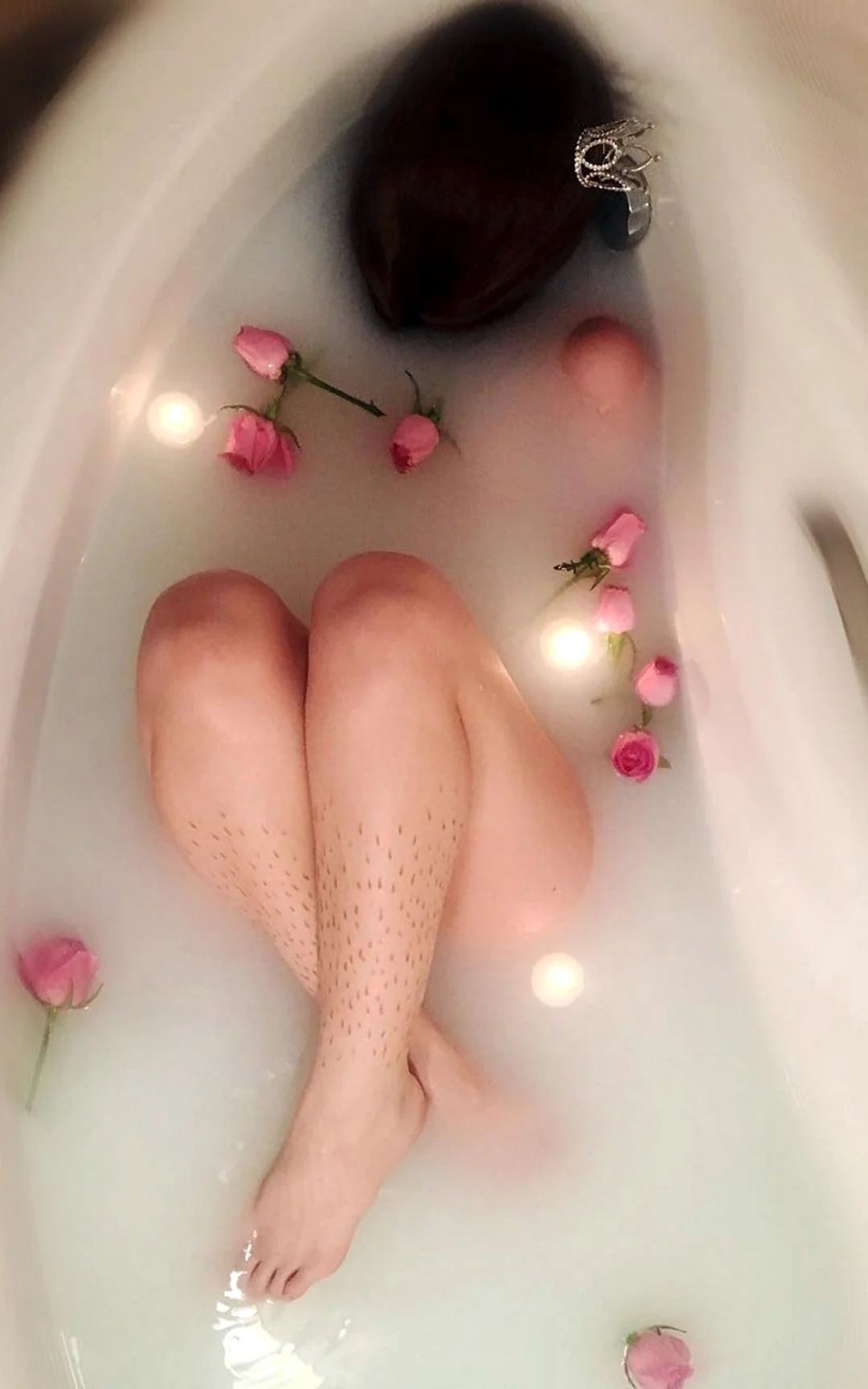 Красивая девушка в ванной