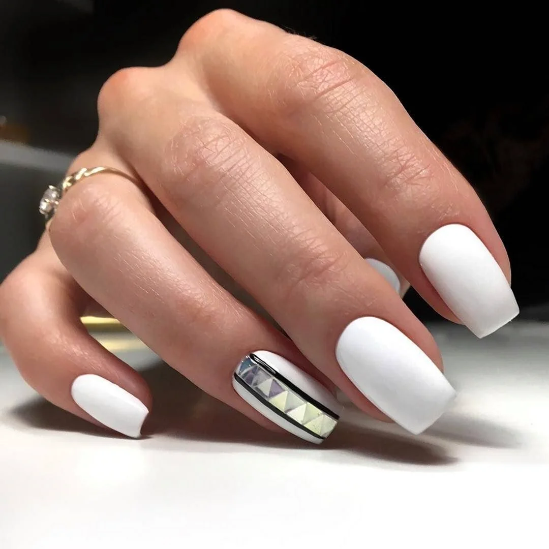 Красивые белые ногти