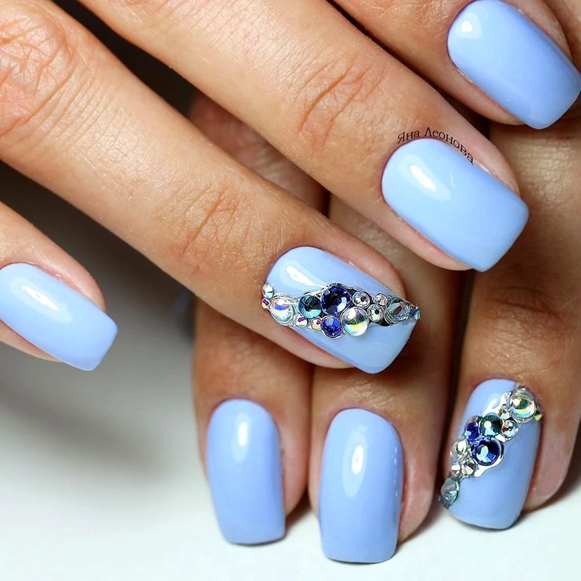 Красивые голубые ногти