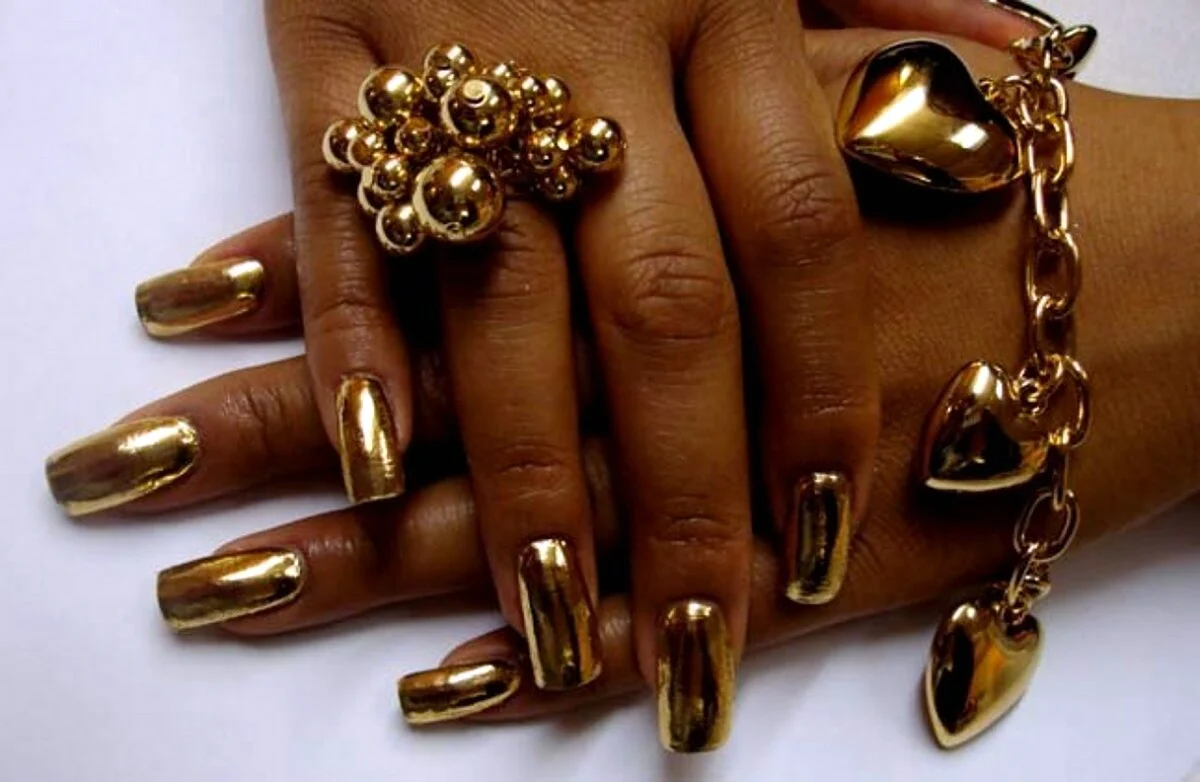 Красивые золотые ногти