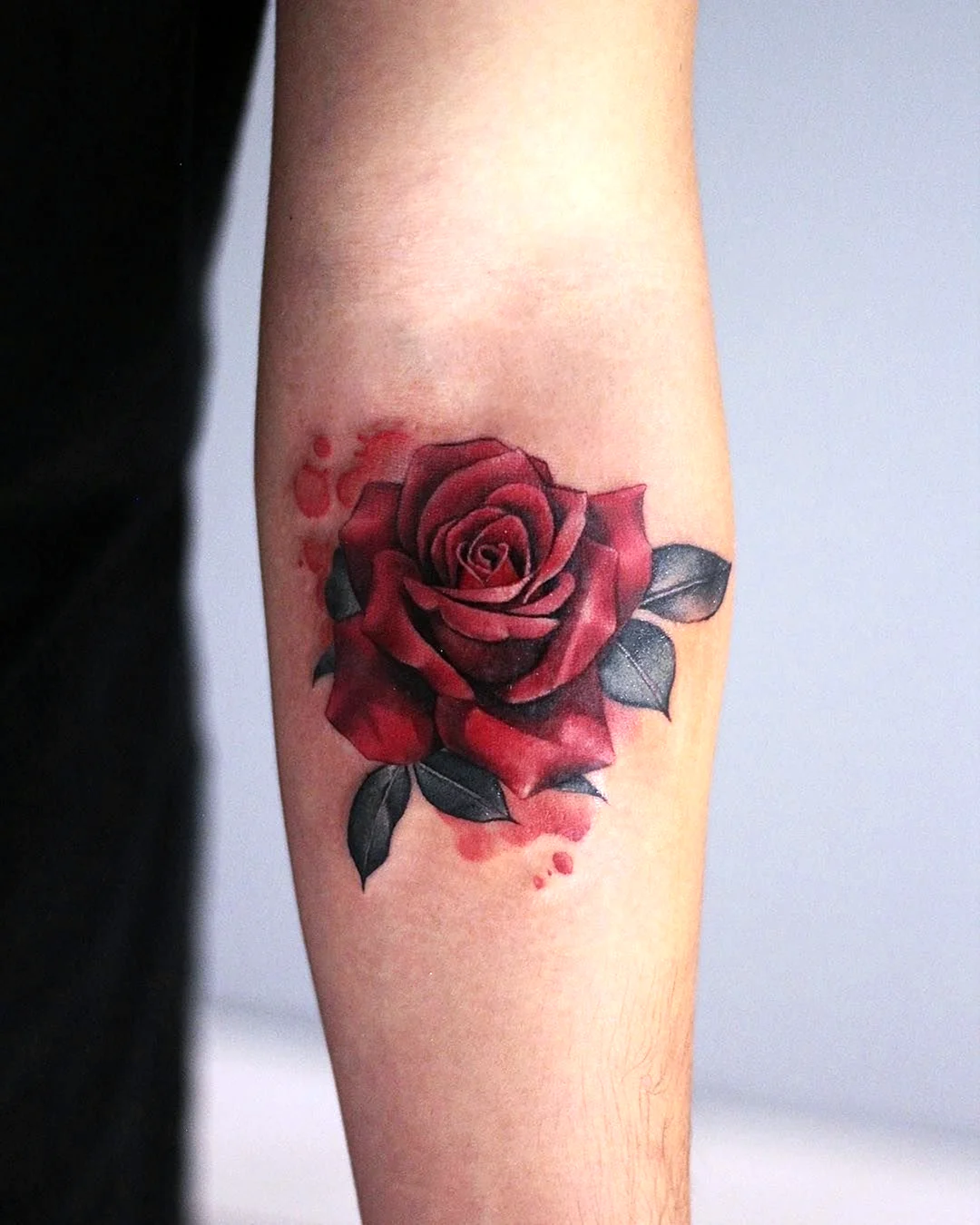 Красная роза тату