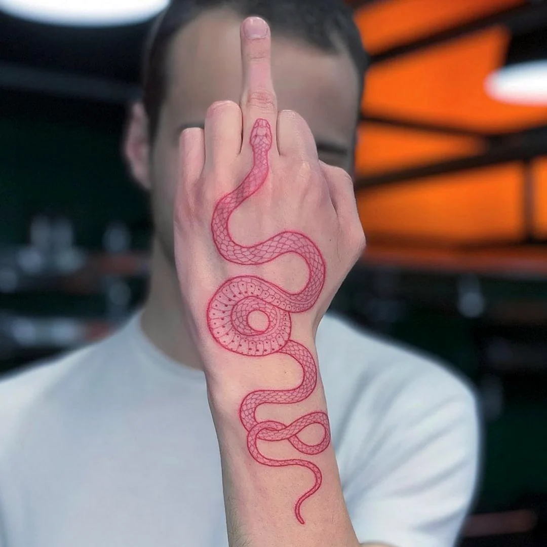 Красная змея тату