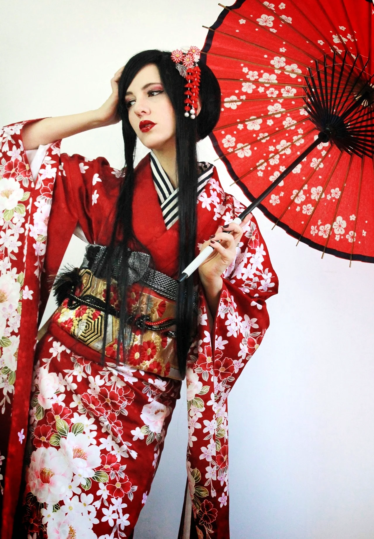 Красное кимоно фурисодэ