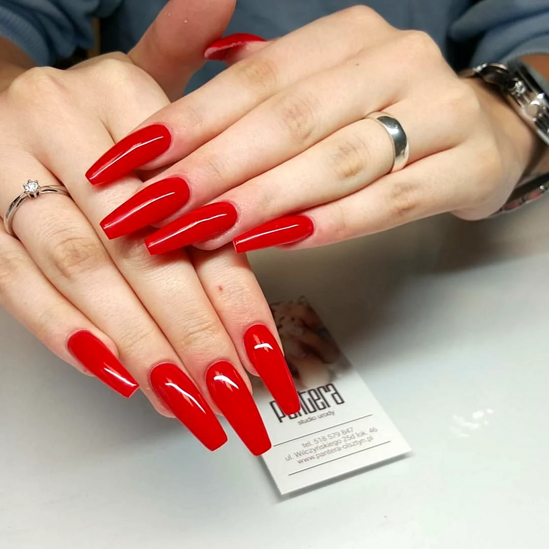 Красные длинные ногти