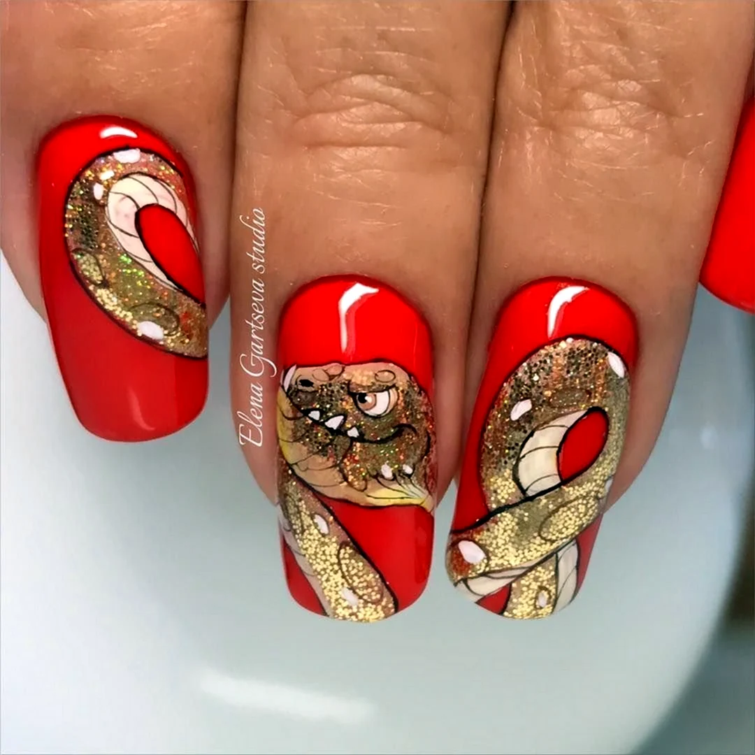 Красные ногти со змеей