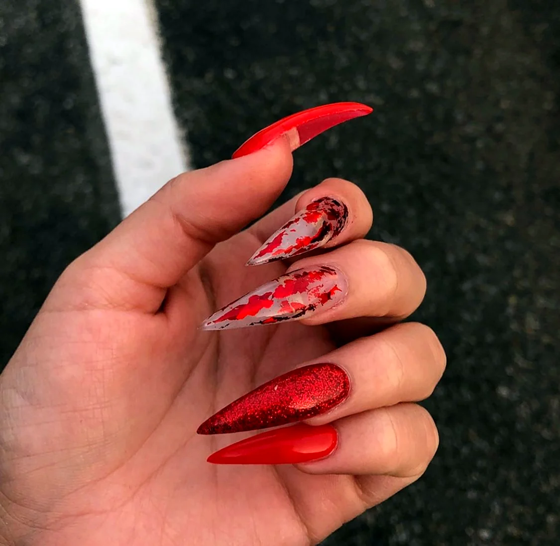 Красные острые ногти