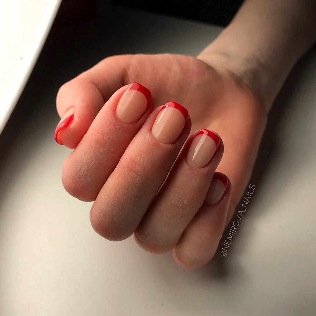 Красный френч на короткие ногти