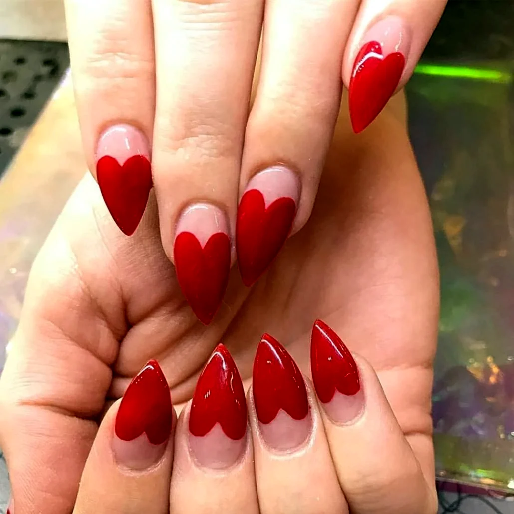 Красный френч на миндалевидных ногтях