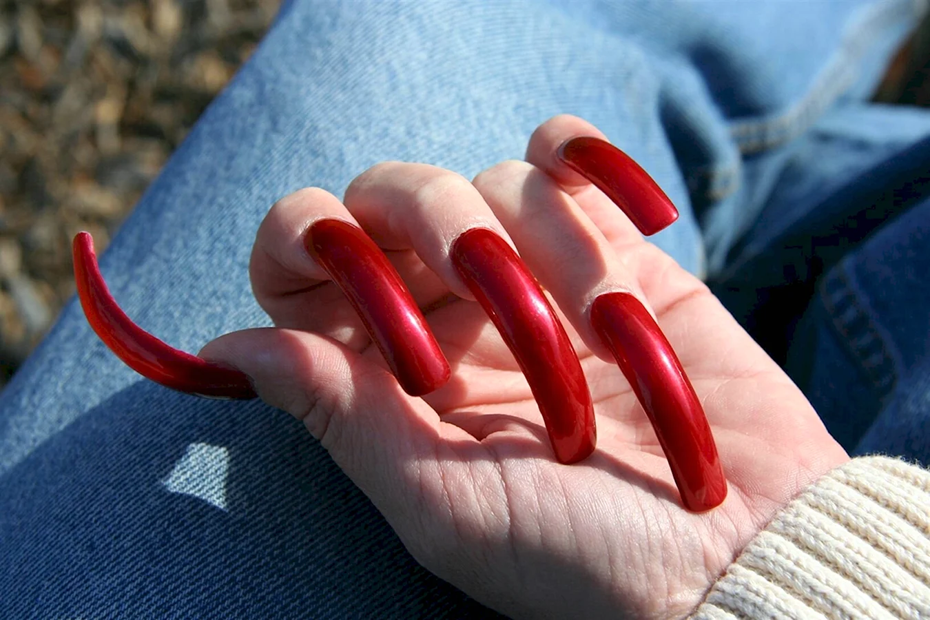 Красный маникюр на длинные ногти