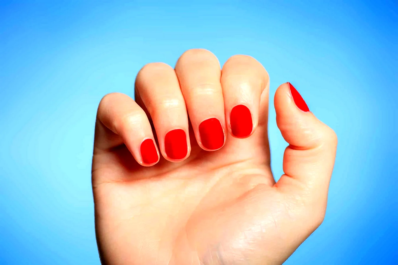 Красный маникюр на короткие ногти круглой формы