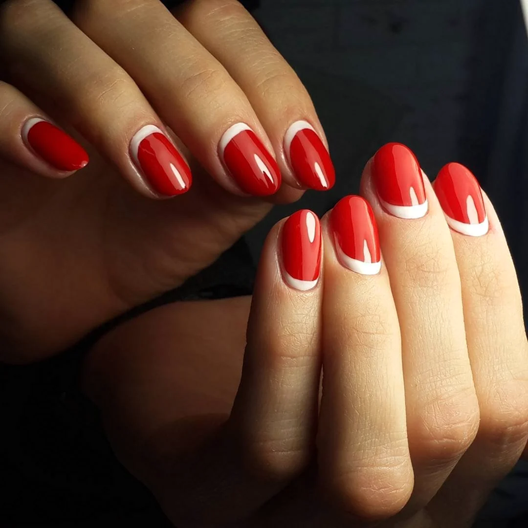 Красный маникюр на короткие овальные ногти