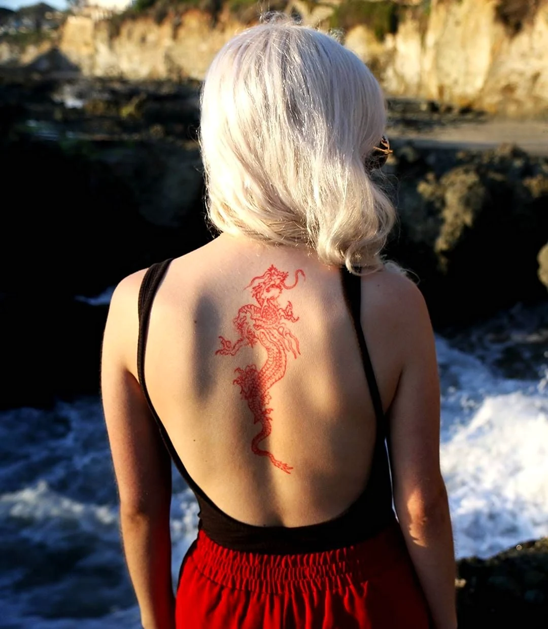 Красный Татуировки на спине