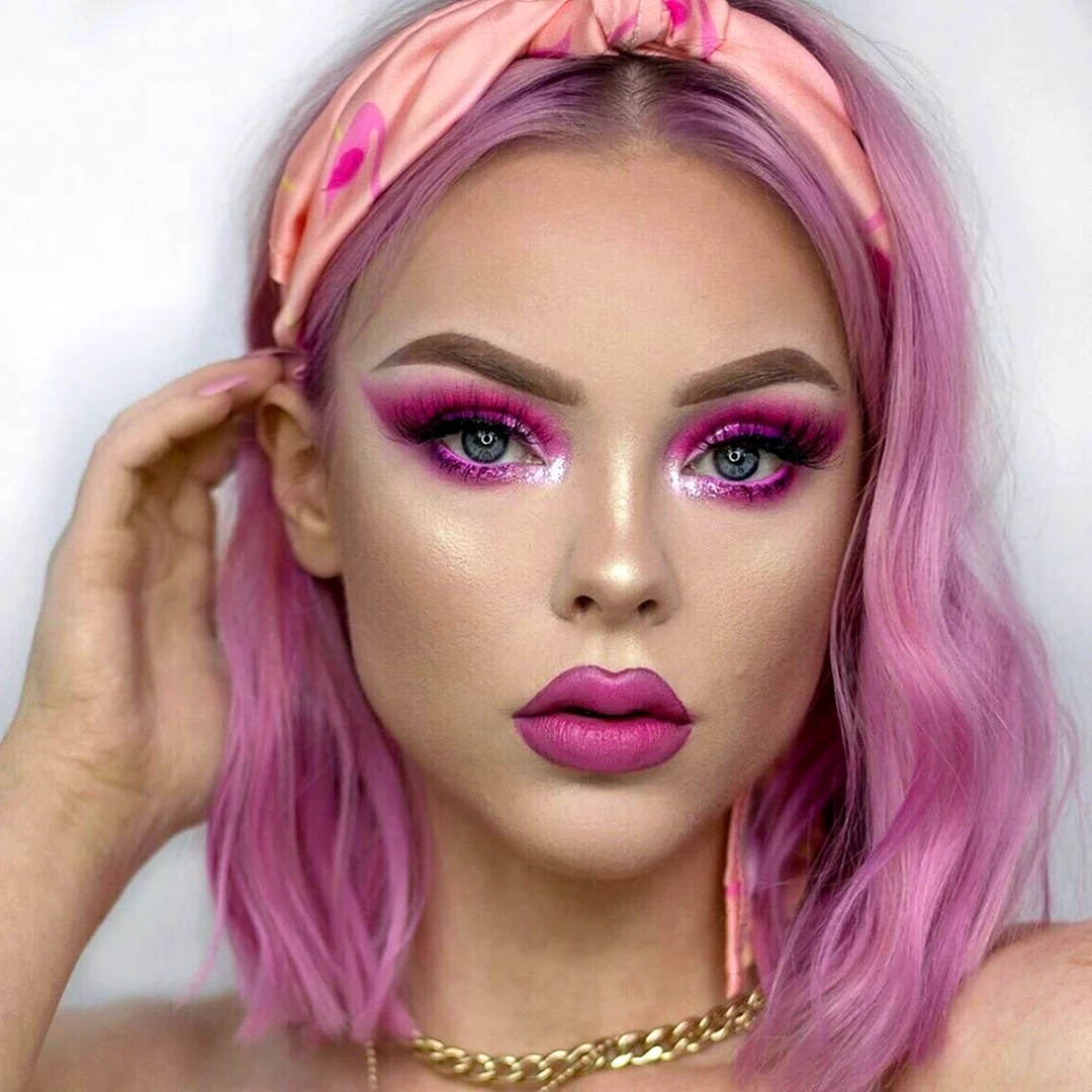 Кукольный макияж с розовыми волосами