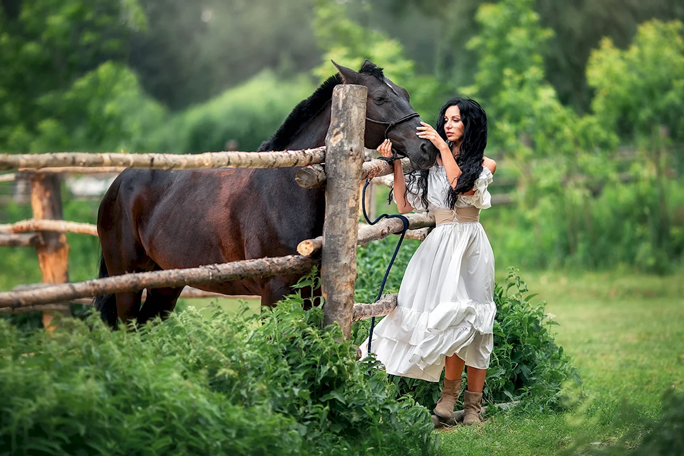 Лето на природе девушка с лошадью