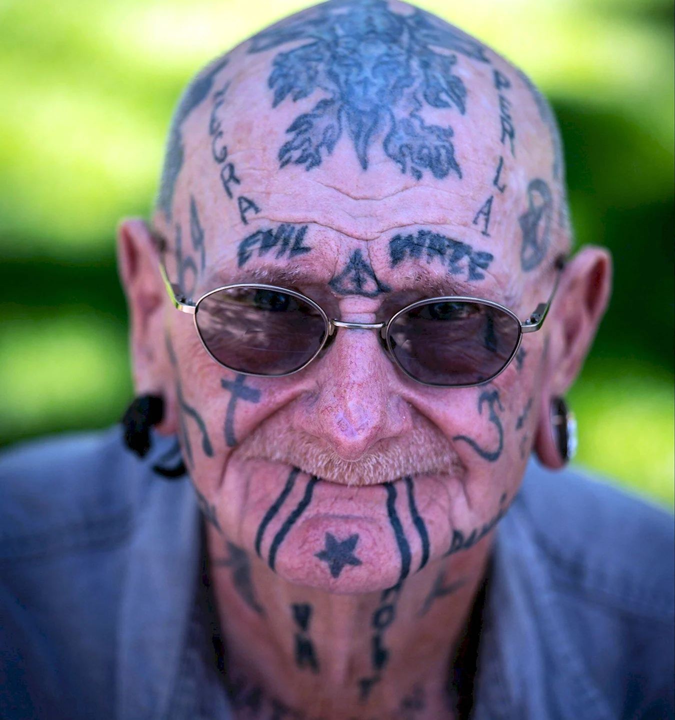 Люди с татуировками в старости