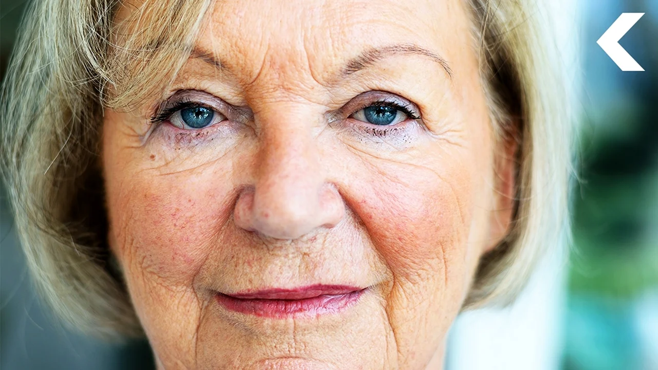 Макияж для пожилых женщин со светлыми волосами и голубыми глазами