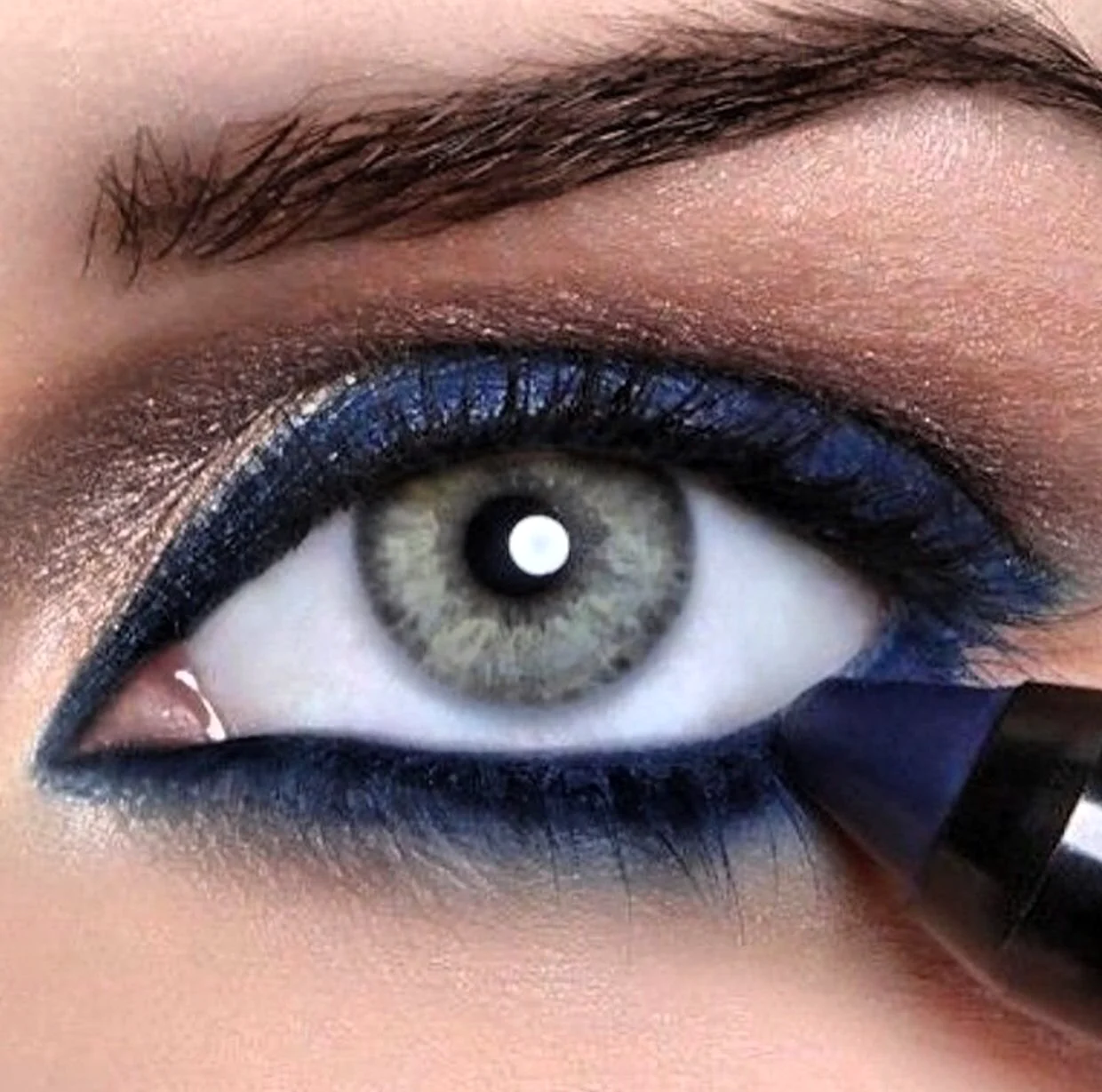Макияж с синим карандашом для глаз