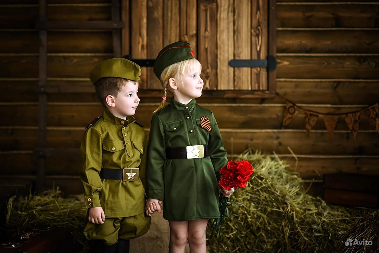Мальчик и девочка в военной форме