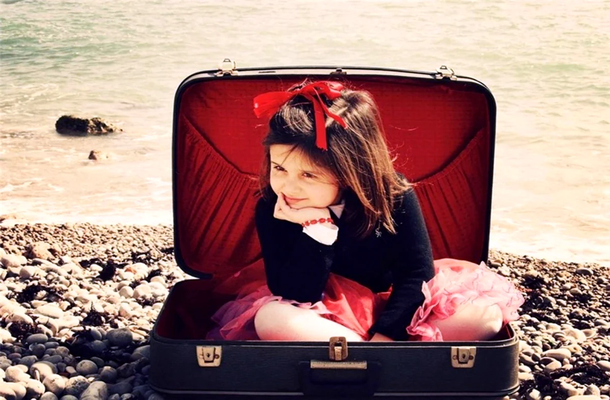 Маленькая девочка с чемоданом