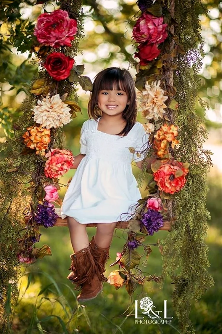 Маленькая девочка с цветами