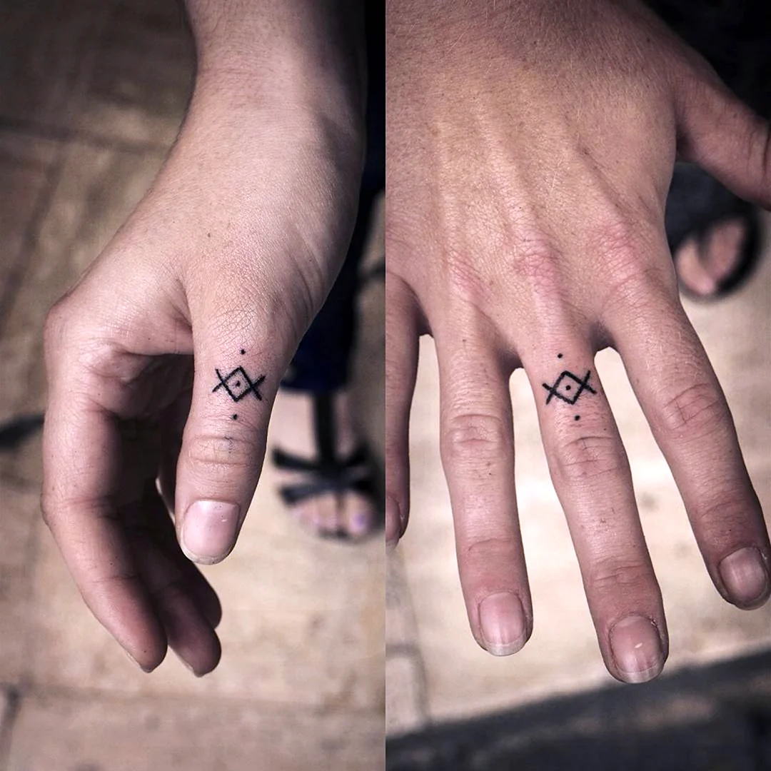 Маленькие парные тату на пальце