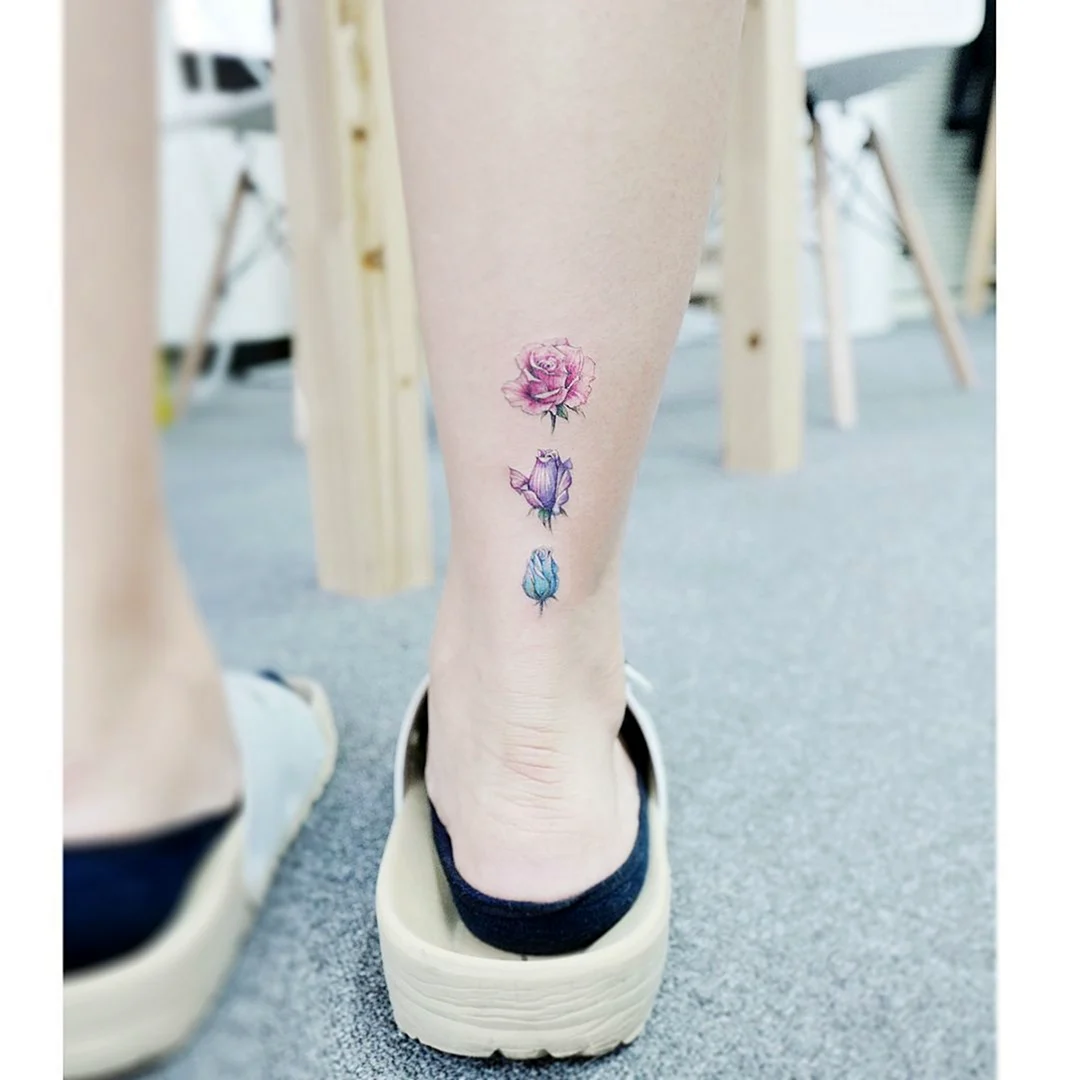 Маленькие цветные тату на ноге