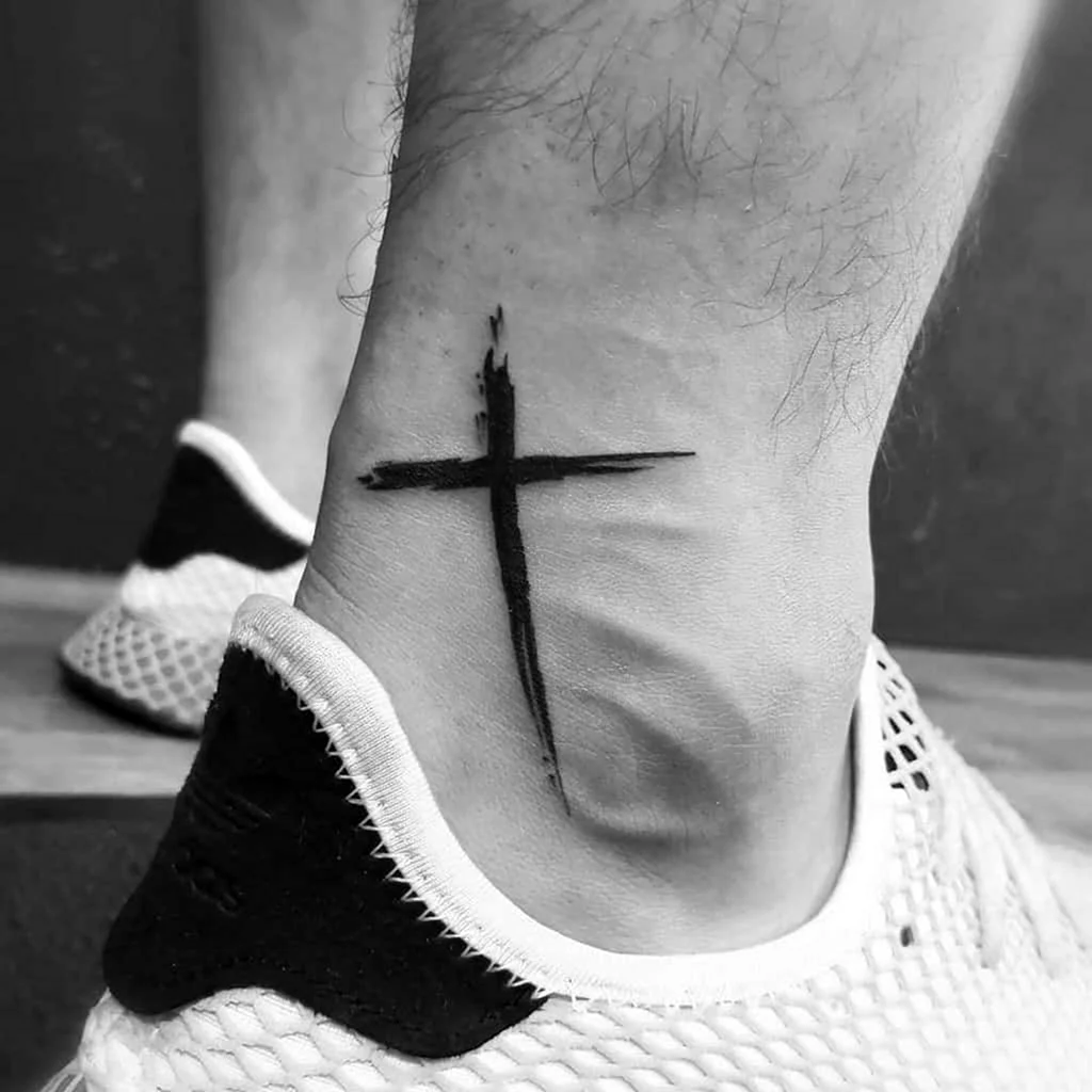 Маленький крестик на ноге тату
