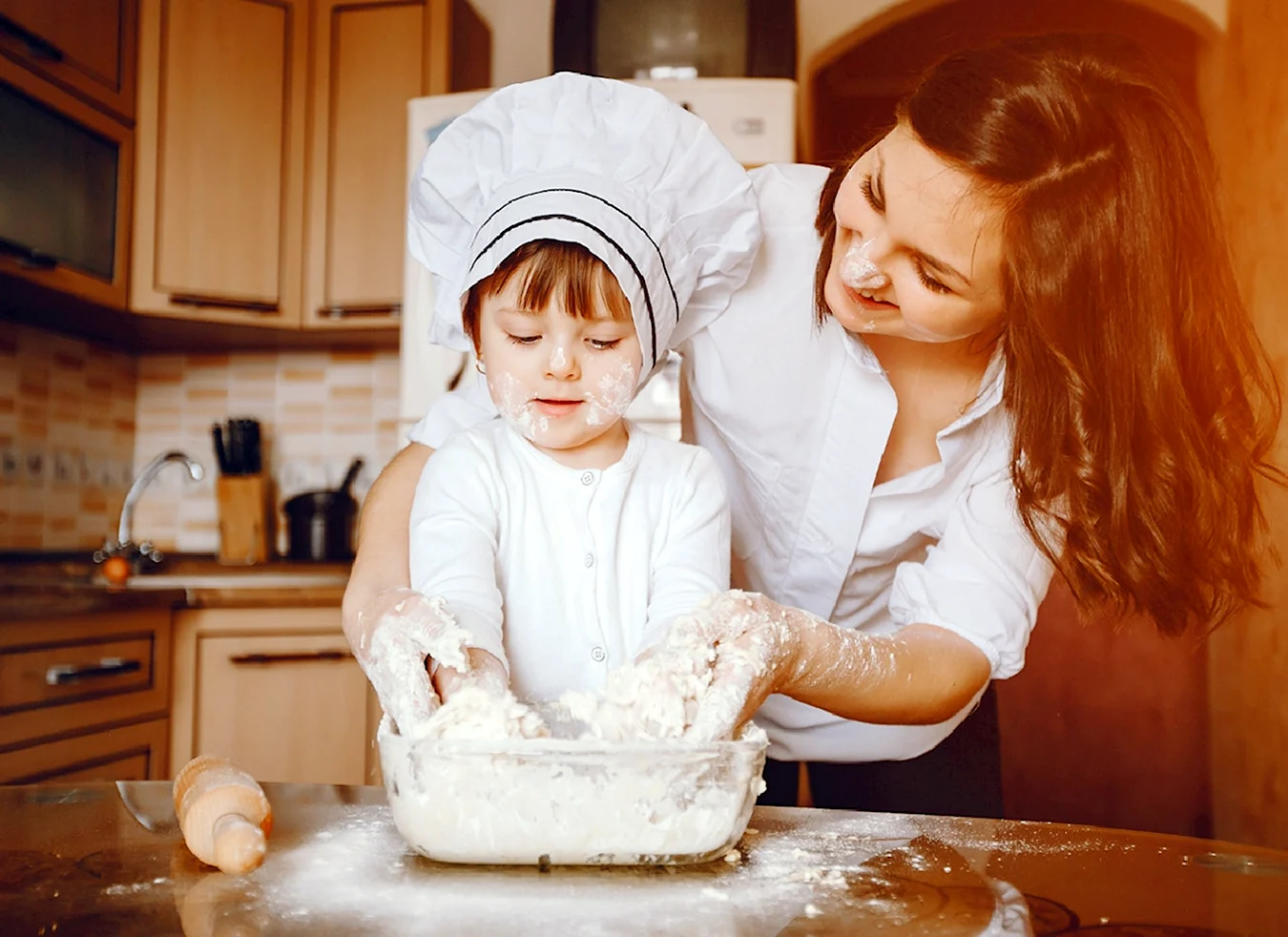 Мама с ребенком на кухне