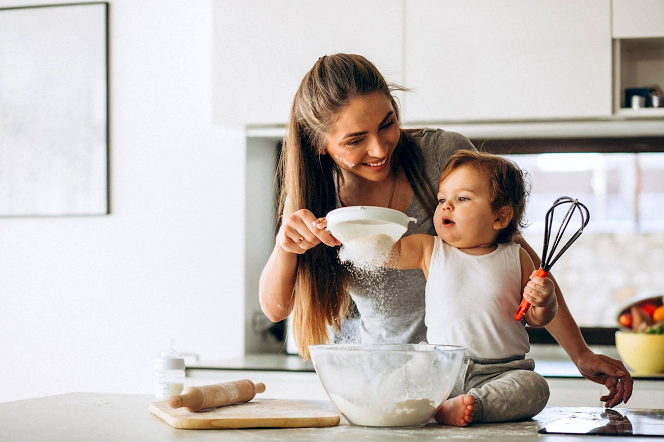 Мама с ребенком на руках на кухне