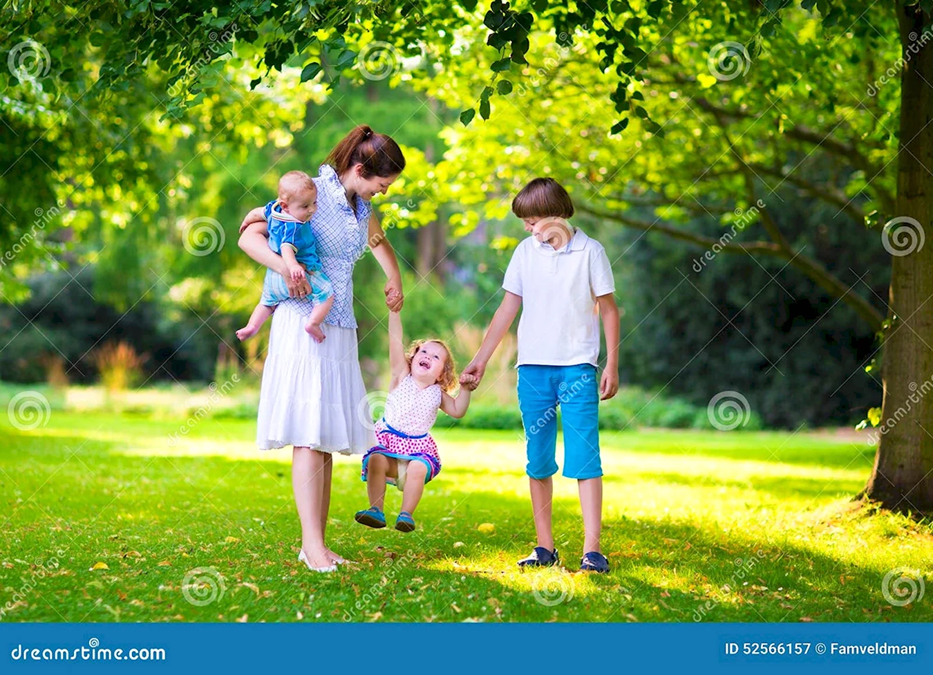 Мама с ребенком в парке