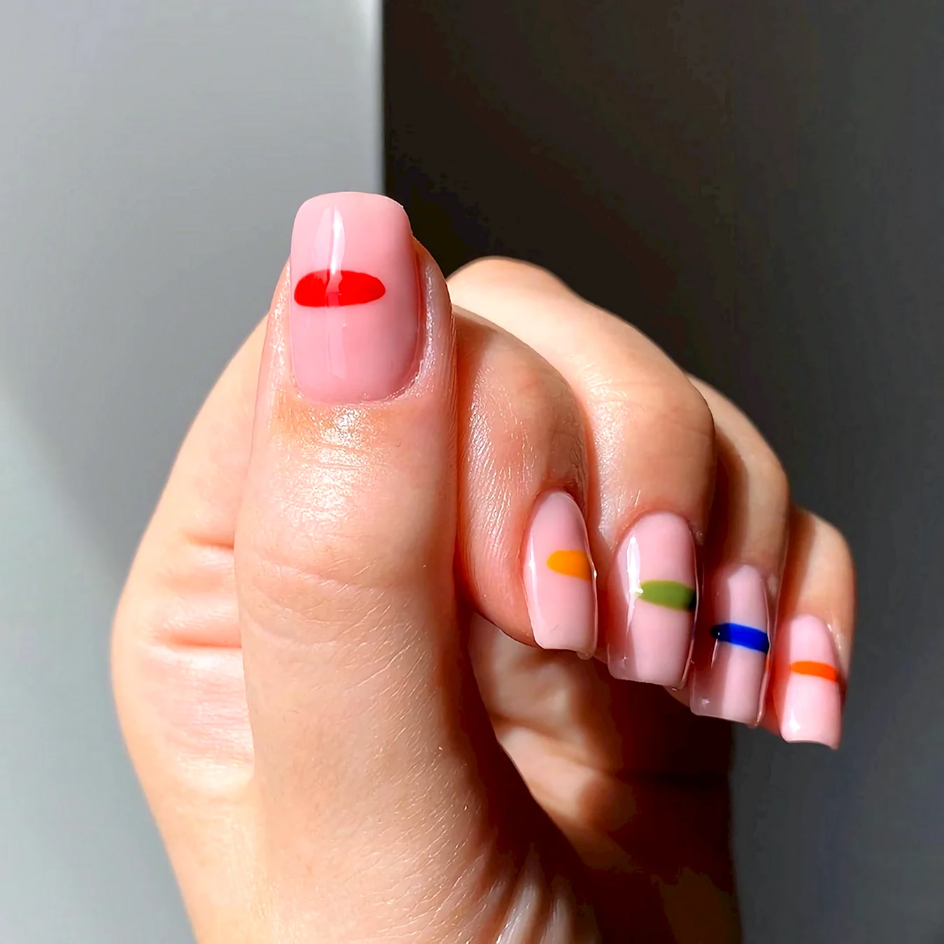 Маникюр на короткие ногти квадратной формы яркие