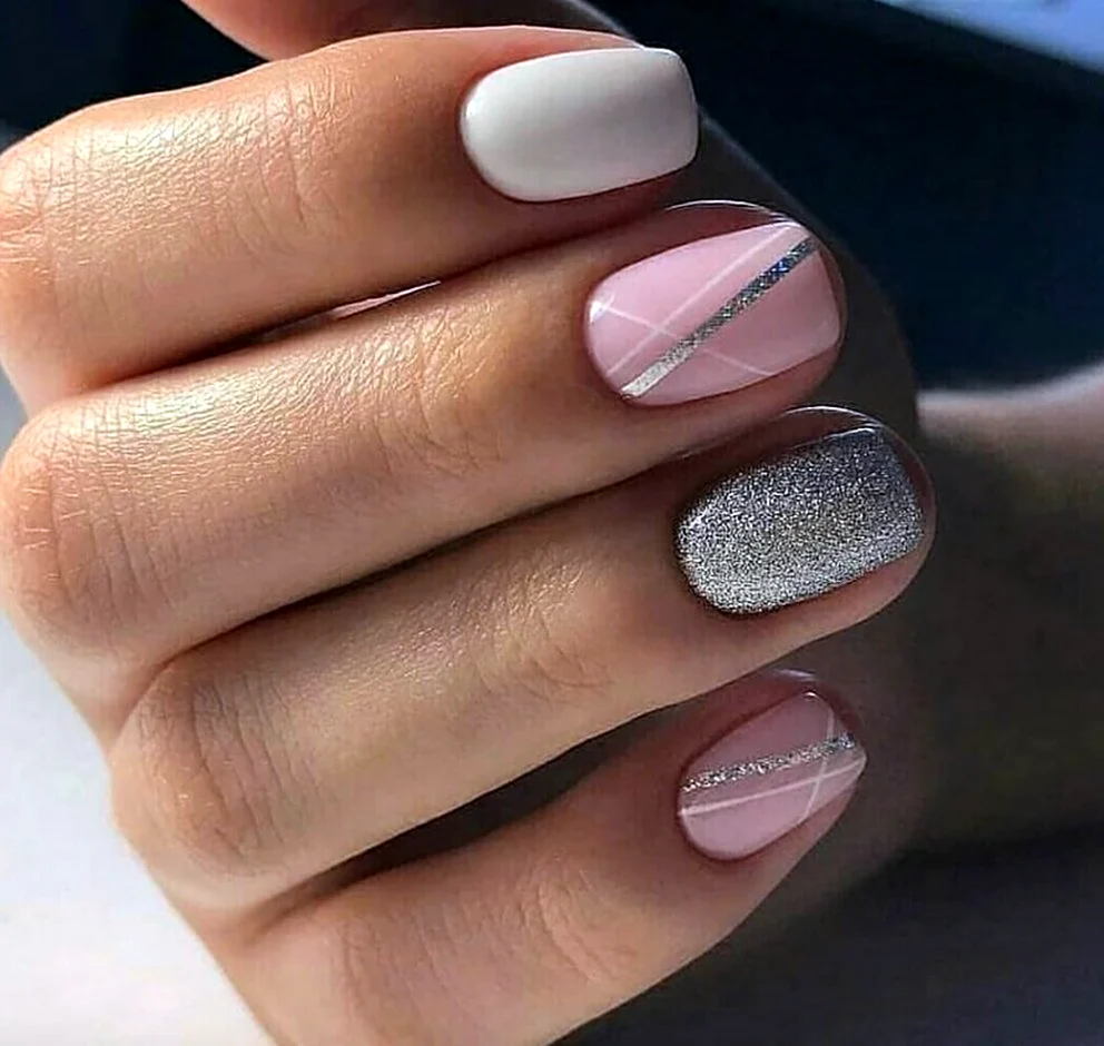 Маникюр на короткие ногти серый с розовым