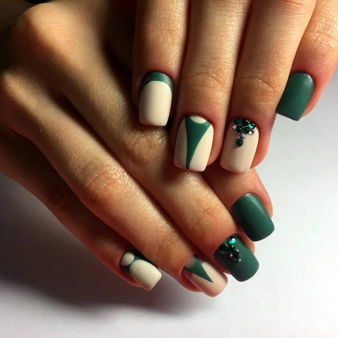 Маникюр на квадратные ногти зеленый цвет