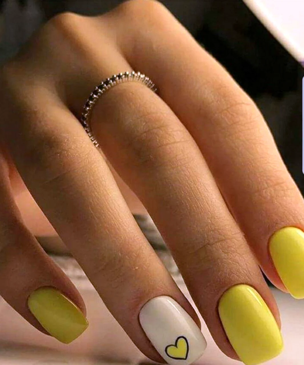 Маникюр на квадратные ногти желтого цвета