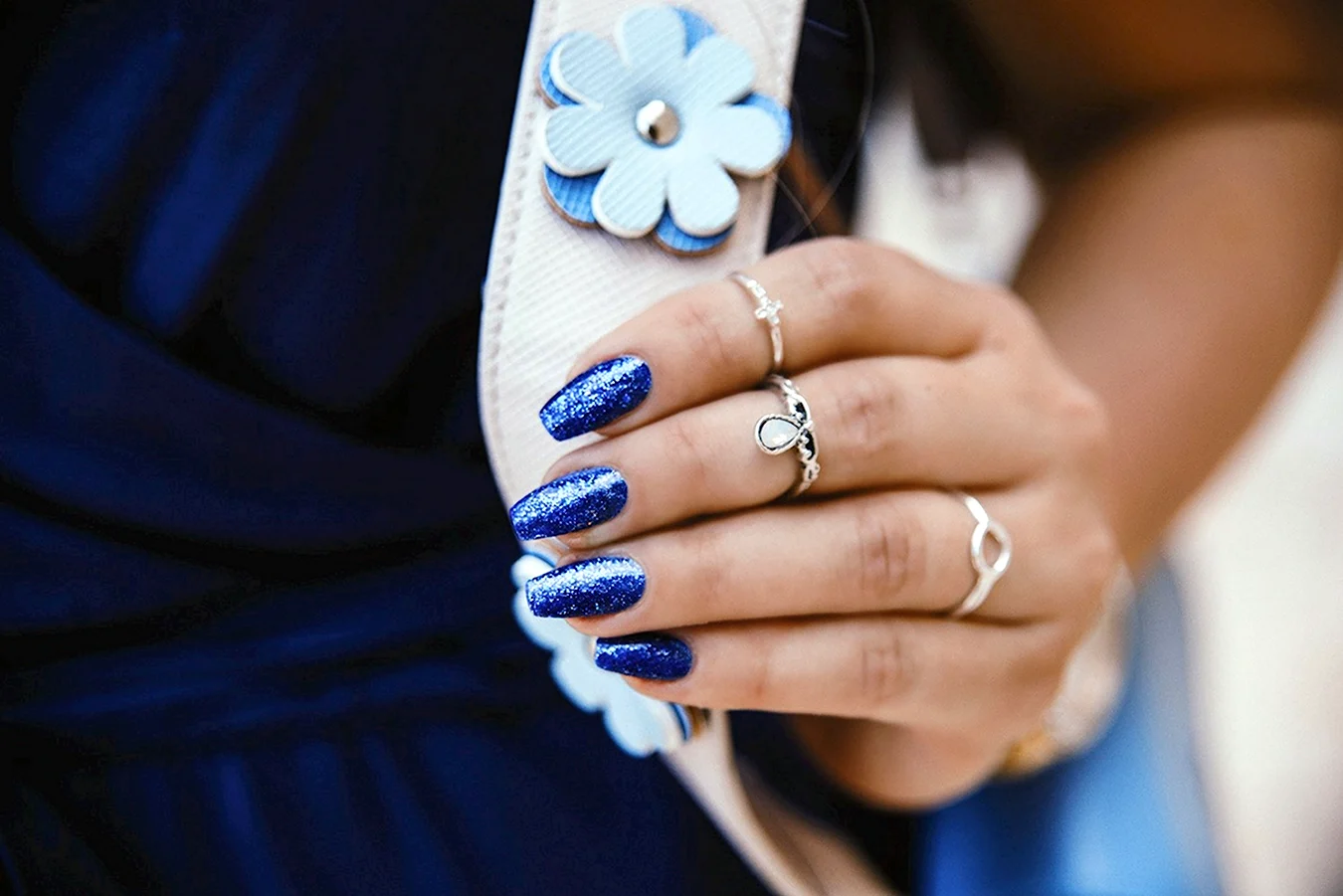 Маникюр на свадьбу в синем цвете