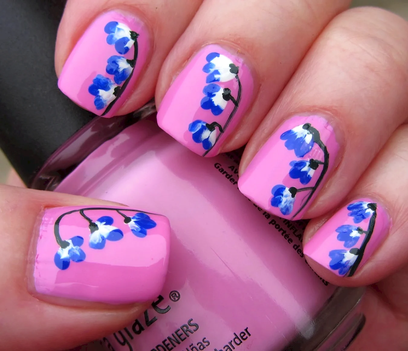 Маникюр розовый с синими цветочками